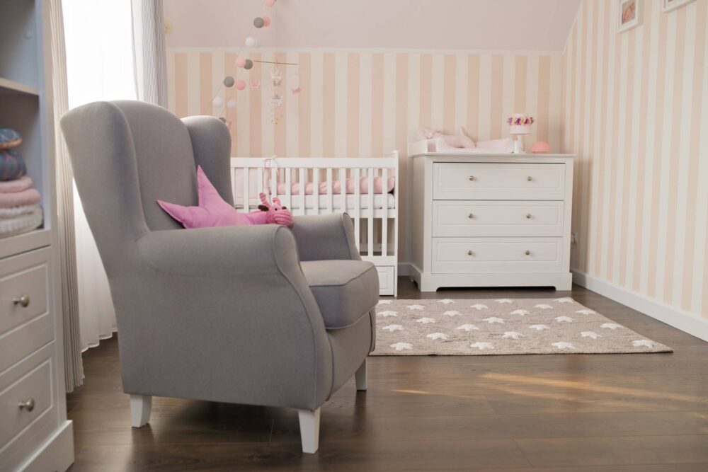 babyzimmer-mary-weiss-sessel-bucata