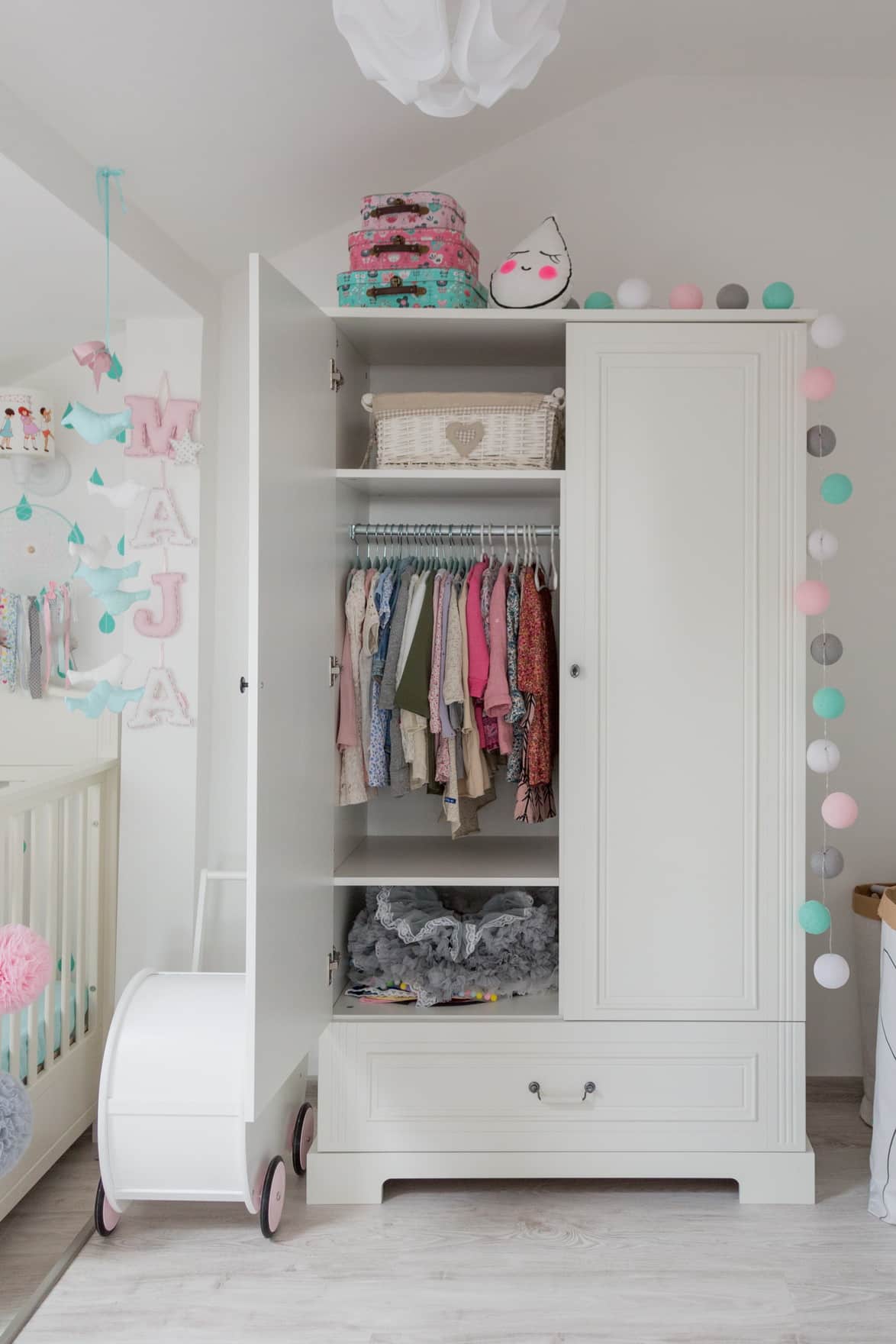 Kleiderschrank "Traum" - exklusive Möbel fürs Babyzimmer Weiß Kleiderschrank "Traum" - exklusive Möbel fürs Babyzimmer Weiß