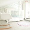 babyzimmer-gute-nacht-weiss-babybett-kleiderschrank-seite