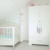 babyzimmer-gute-nacht-weiss-babybett-kleiderschrank