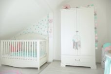 babyzimmer-gute-nacht-weiss-babybett-kleiderschrank