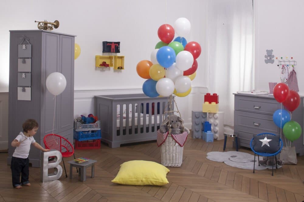 babyzimmer-traum-grau-dekoration-luftballons
