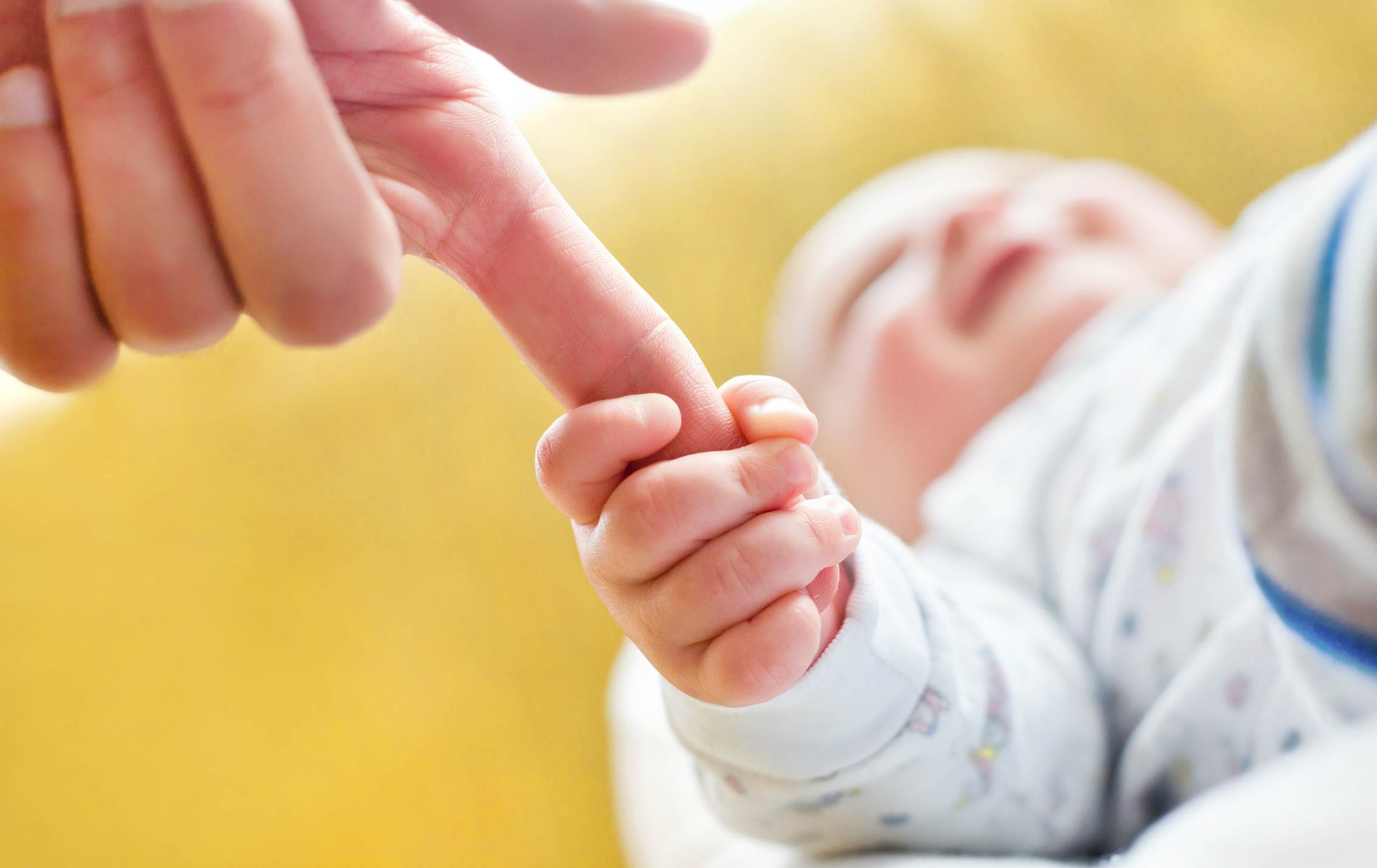 baby-haelt-finger-der-eltern