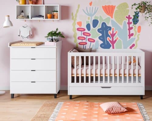 Babyzimmer Simple in Weiss 3-teilig: Kommode mit Wickelaufsatz, Babybett 140x70, Kleiderschrank