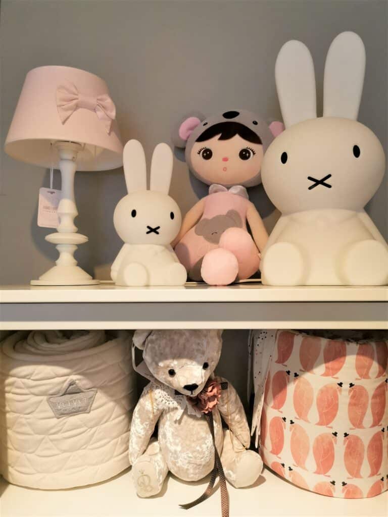 Tischlampe Potsdam Rosa mit Schleife & Holzfuss bei Zimmeria.de für Babyzimmer