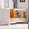 Babyzimmer Leaf 3-teilig mit Babybett 140x70, Wickelkommode, Schrank in Weiss mit Eiche