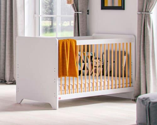 Babyzimmer Leaf 3-teilig mit Babybett 140x70, Wickelkommode, Schrank in Weiss mit Eiche