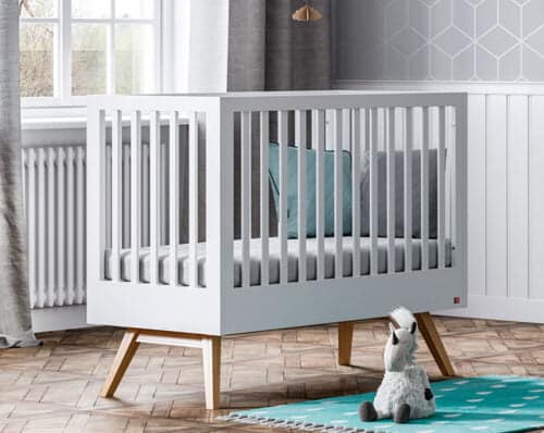 Babybett Nature Baby in Weiß mit Eiche zum Juniorbett umbaubar seitlich