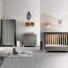 Babyzimmer Altitude in Grau 3-teilig: Babybett 140x70, Kommode, Kleiderschrank Lifestyle