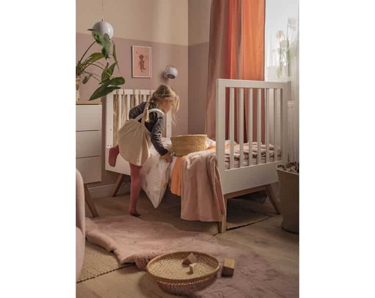 Babybett Nature Baby in Weiß mit Eiche umgebaut Lifestyle