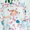 9er Baby-Erstausstattung-Set Bettnestchen, Bettzeug, Kopfkissen, Bettorganizer, Velvet-Decke, 2 Girlanden, Bettlaken von Zimmeria.de