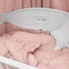 3erSet Babyausstatung Bettrock Bettzeug Rollkissen in rosa Leine bei Zimmeria.de