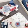 9er Baby-Erstausstattung-Set Bettnestchen, Bettzeug, Kopfkissen, Bettorganizer, Velvet-Decke, 2 Girlanden, Bettlaken von Zimmeria.de