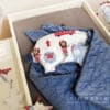 9er Baby-Erstausstattung-Set Bettnestchen, Bettzeug, Kopfkissen, Bettorganizer, Velvet-Decke, 2 Girlanden, Bettlaken von Zimmeria.de