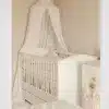Babybett Conatsnce in weiß dekoriert